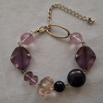 NARUKVICA. Svjetlo ljubičasti i crni elementi. Mob
