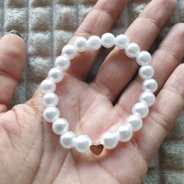 Narukvica s perlicama i srcem