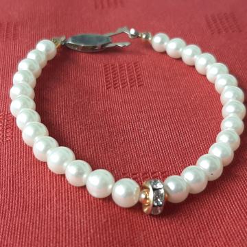 Narukvica u vidu bisera sa ukrasom od štrasa (kristalića).