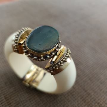 narukvica vintage od toga i anhaltnim kamenom