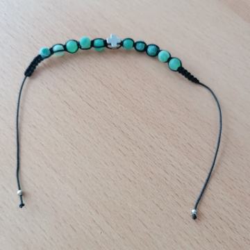 Narukvica sa zelenim kuglicama i križem