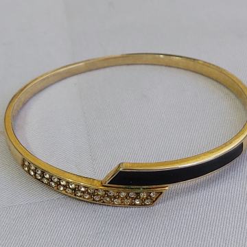 NARUKVICA. Zlatne boje. Gornji dio crn i sa kristalima. Mob