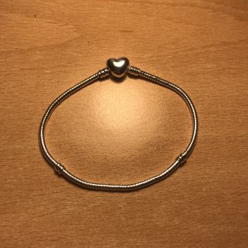 Pandora narukvica sa srcolikom kopčom novo