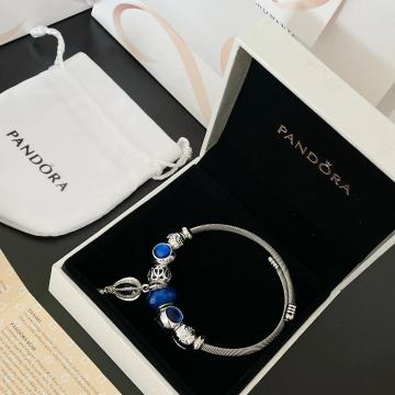 Pandora srebrna narukvica sa svim dodacima