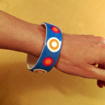 Plava narukvica s krugovima