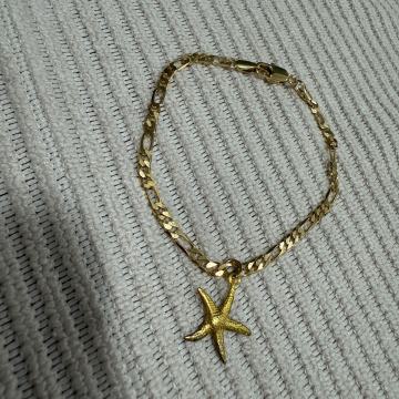Pozlaćena narukvica sa zvijezdom.
