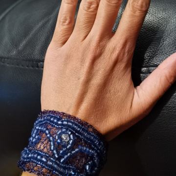 Prekrasna elegantna narukvica ručni rad - 100 kn