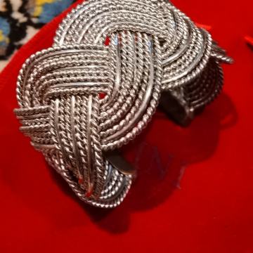 Prekrasna pletena narukvica -  100 kn