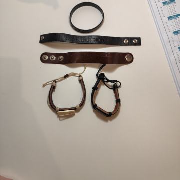 Razne narukvice (kožne i gumena)