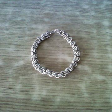 RAZNI NAKIT: BROŠEVI,NARUKVICE,OGRLICE,NAUŠNICE I PRIVJESCI