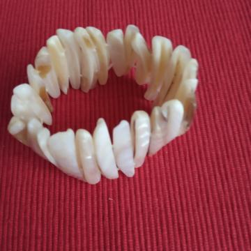 Sedefasta narukvica na gumu