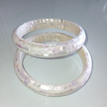 VINTAGE SEDEFASTO BIJELA NARUKVICA