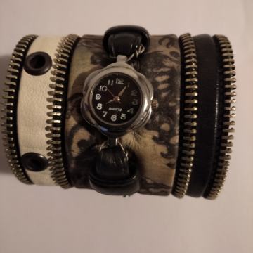 ŠIROKU NARUKVICU SA ŽENSKIM SATOM PRODAJEM