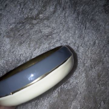 SIVO-BEŽ NARUKVICA S ZLATNOM CRTOM - NOVO