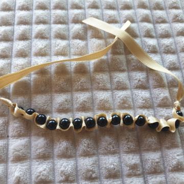 Smeđa narukvica s crnim perlicama