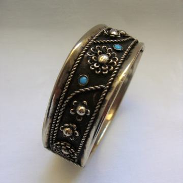 SREBRNA NARUKVICA TRIKIZ UKRAŠEN FILIGRANOM - ETNO KRUTA