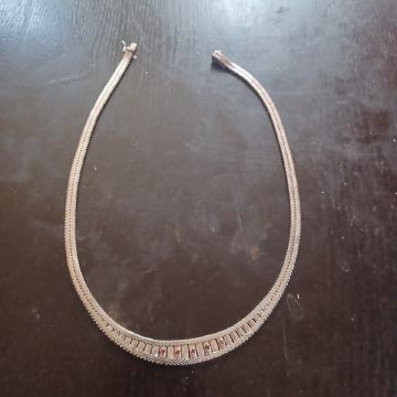 Srebrna masivna ogrlica s rubinima