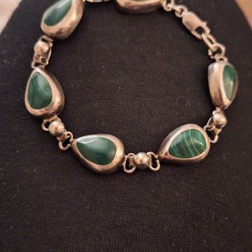 Srebrna narukvica sa poludragim kamenom Malahit