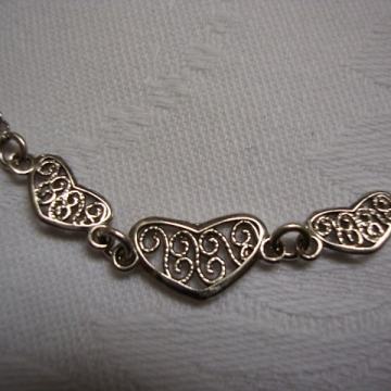 SREBRNA ŽENSKA NARUKVICA SA SRCIMA