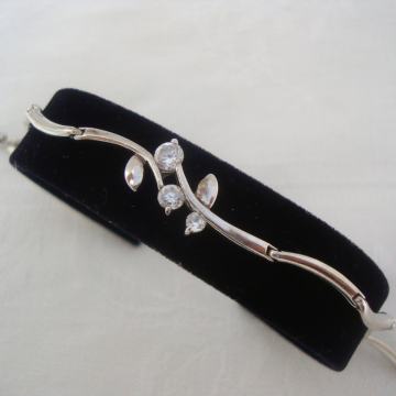 SREBRNA ŽENSKA STILSKA NARUKVICA 925 SREBRO UKRAŠENA KEMENJEM