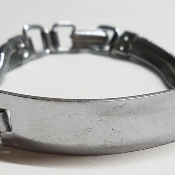 STARA METALNA NARUKVICA SA PLOČICOM