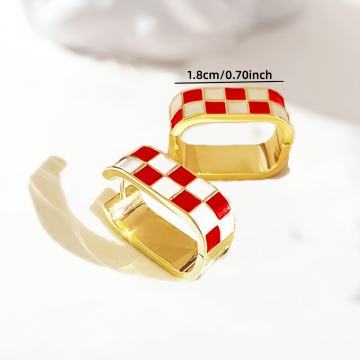 1 par modernih naušnica s kopčom i uzorkom šahovnice