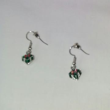 2+1 gratis! Nove naušnice u obliku poklon kutijice