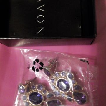 Avon naušnice visuljci s ljubičastim krasnim kamenom u sredini