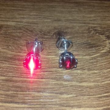 Bijele naušnice sa crvenim kamenom - BIŽUTERIJA