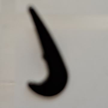 Crna naušnica Nike znak