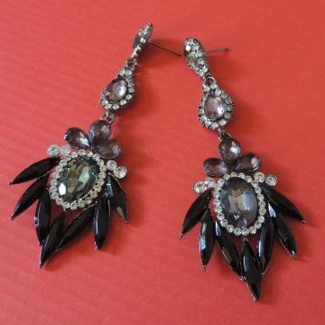 Crne cvjetne statement naušnice
