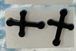 Crne naušnice križ B