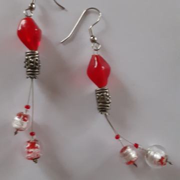 Crveno srebrne naušnice idealne za blagdane