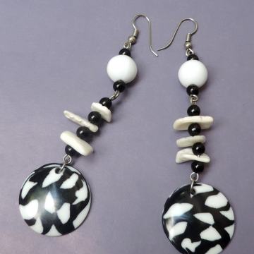 Duge crno-bijele naušnice