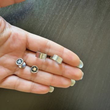 Dva para naušnica peace i zvijezda