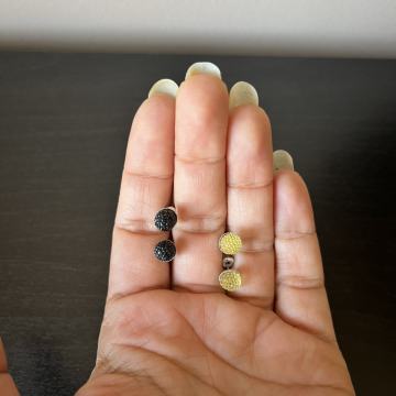 Dva para svjetlucavih naušnica