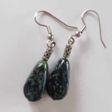 Jednostavne naušnice od crno zelenkastog kamena
