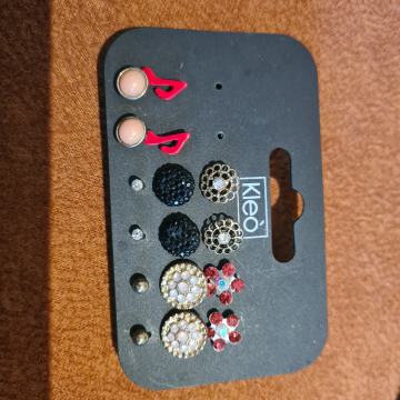 nove naušnice, 1 par je 2 eura