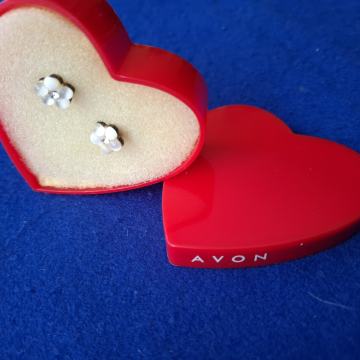 NAUŠNICE. AVON. 5 sedef kuglica sa kristalom. Nenošene. Mob