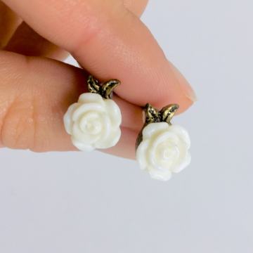 NAUŠNICE BIJELE RUŽICE S KRISTALOM