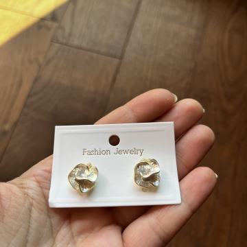 Naušnice bijelo zlatni cvijet