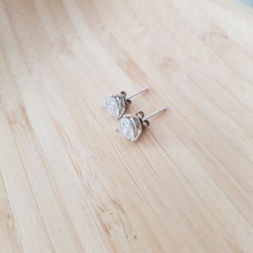 Nove naušnice od bijelog zlata i moissanita (dijamanta)