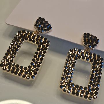 NAUŠNICE BOJA ZLATA S CRNIM KAMENČIĆIMA - NOVO