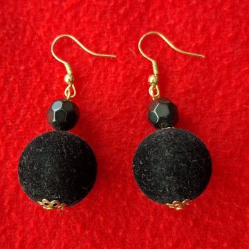 NAUŠNICE. CRNE pliš loptice i višekutne. Mob