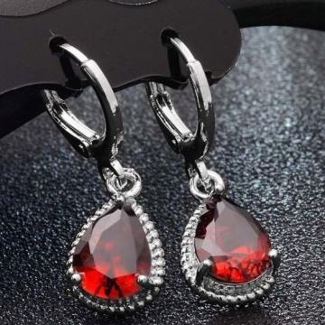Naušnice s crvenim kristalićem