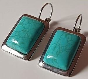 naušnice s howlitom