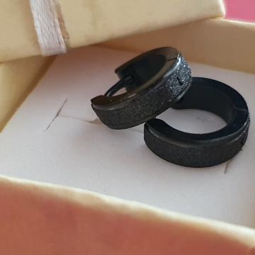 Naušnice kirurški čelik okrugle pjeskarene, crne