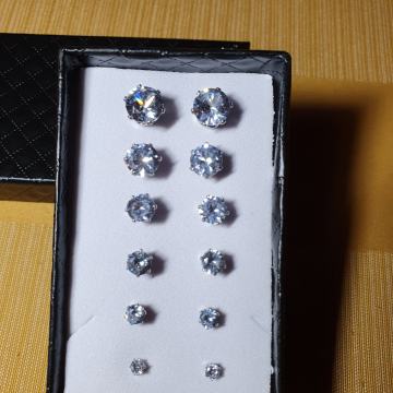 Naušnice kirurški čelik na šaraf sa prozirnim cirkonom