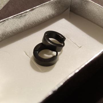 Naušnice kirurški čelik okrugle crne