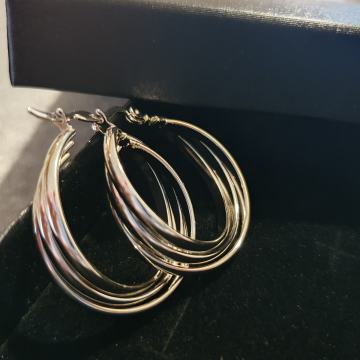 Naušnice kirurški čelik okrugle trostruke u boji čelika veće